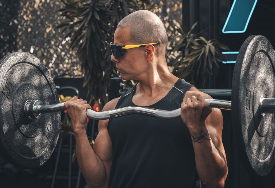 Homem adulto praticando exercício físico de força para saúde hormonal