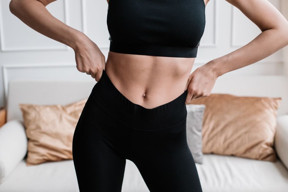 Mulher fazendo exercício de alongamento abdominal