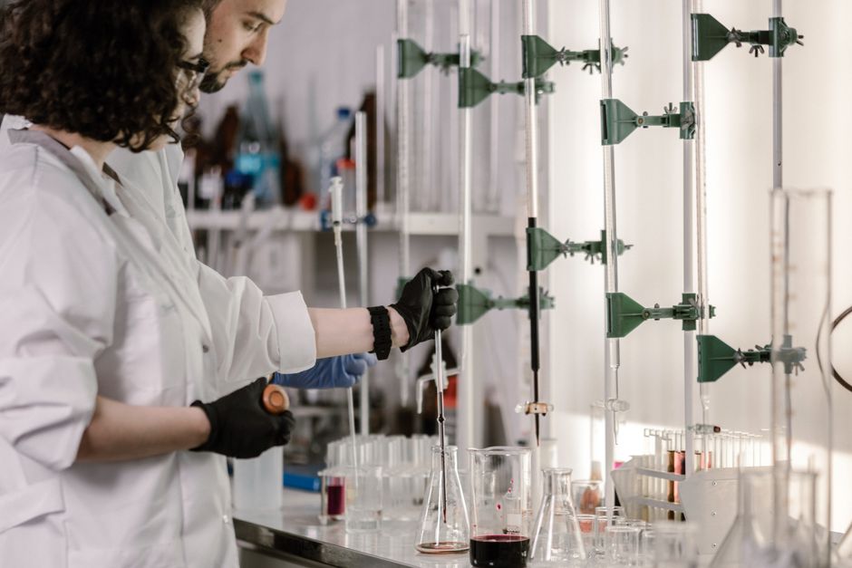 Profissional de laboratório usando pipeta em análises, relacionado à interferência da biotina