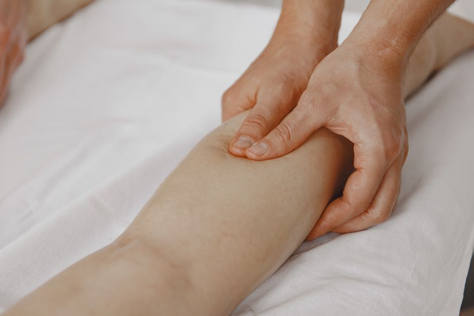 Massagem terapêutica na panturrilha para alívio de câimbra nas pernas