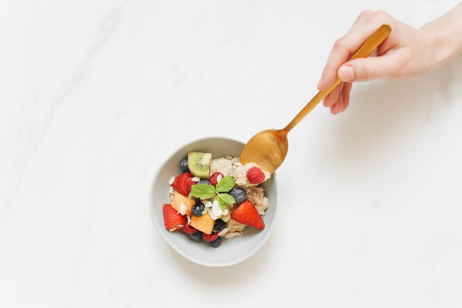 Tigela de aveia com frutas