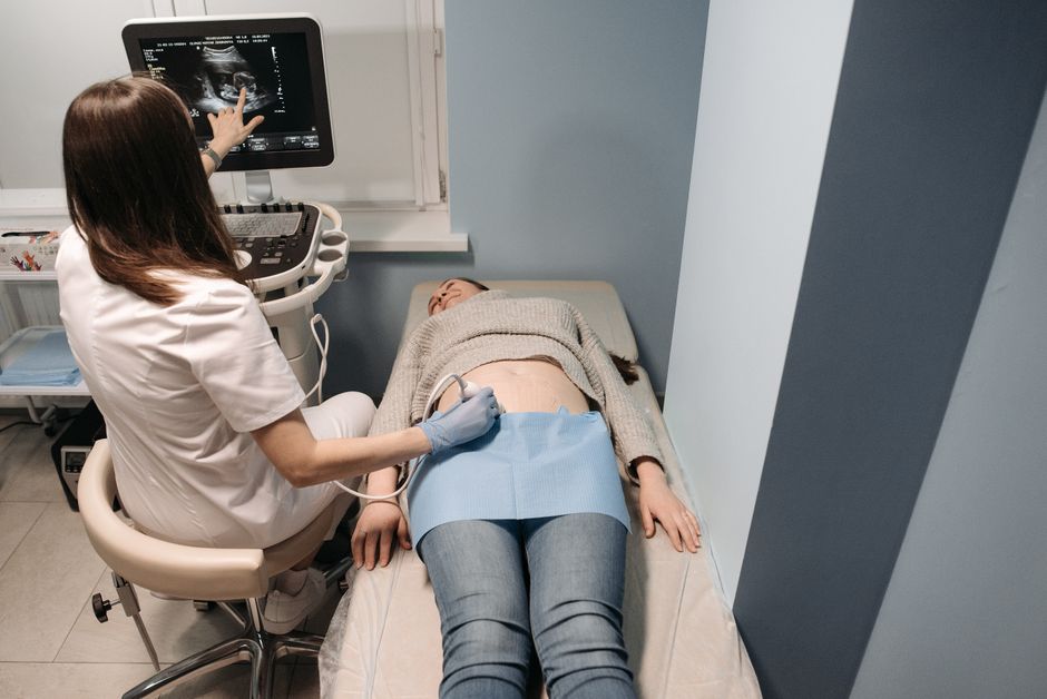 Ultrassom abdominal mostrando acúmulo de gordura no fígado durante diagnóstico
