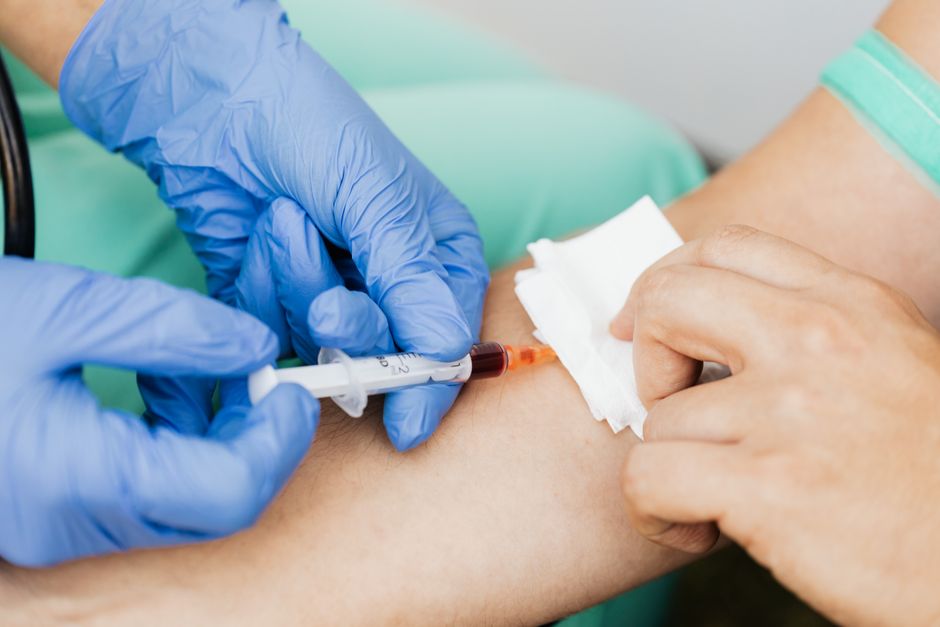 Coleta de sangue para hemograma com agulha e tubo de ensaio