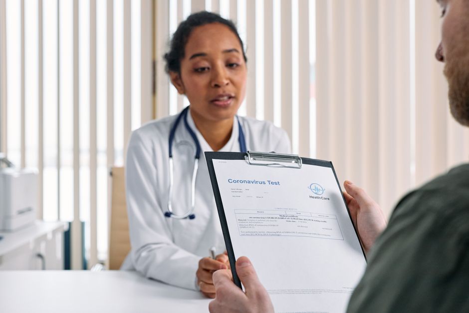 Médica mostrando resultado de hemograma completo à paciente mulher