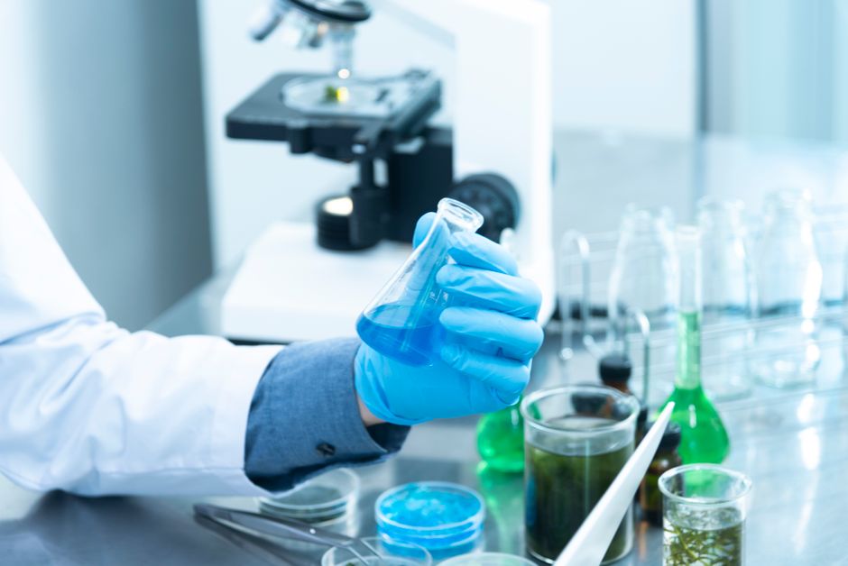 Profissional de laboratório preparando amostra biológica de sangue para dosagem de hormônio TSH