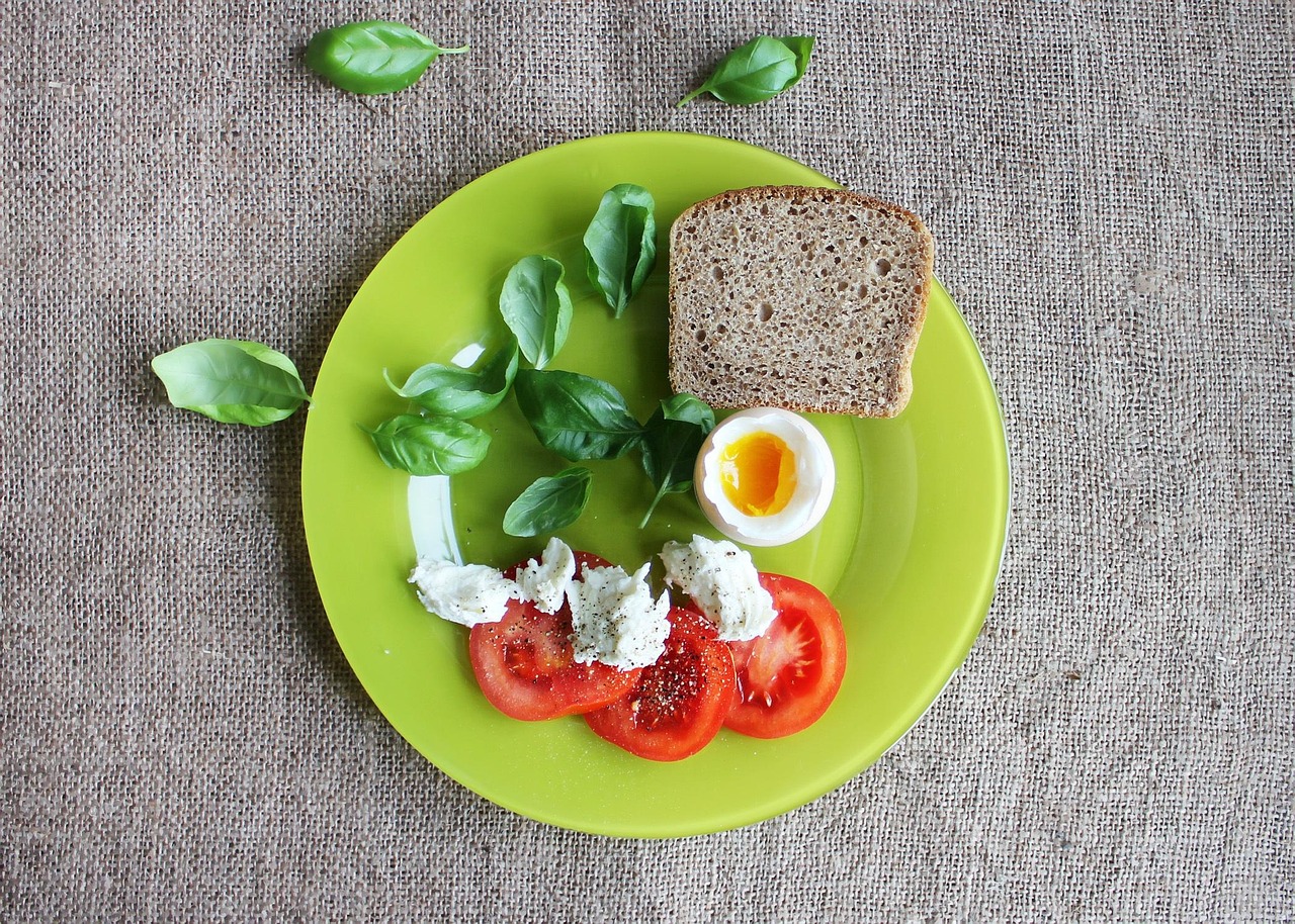 Sanduíche integral com abacate, ovo e vegetais frescos como lanche saudável