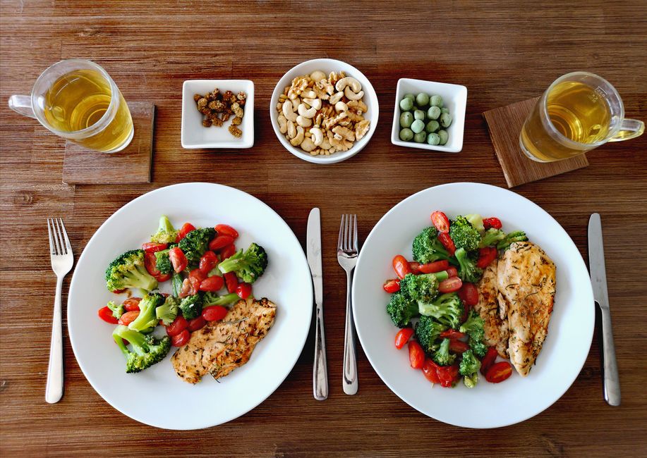 Prato colorido com vegetais, peixes e alimentos ricos em nutrientes para o cérebro