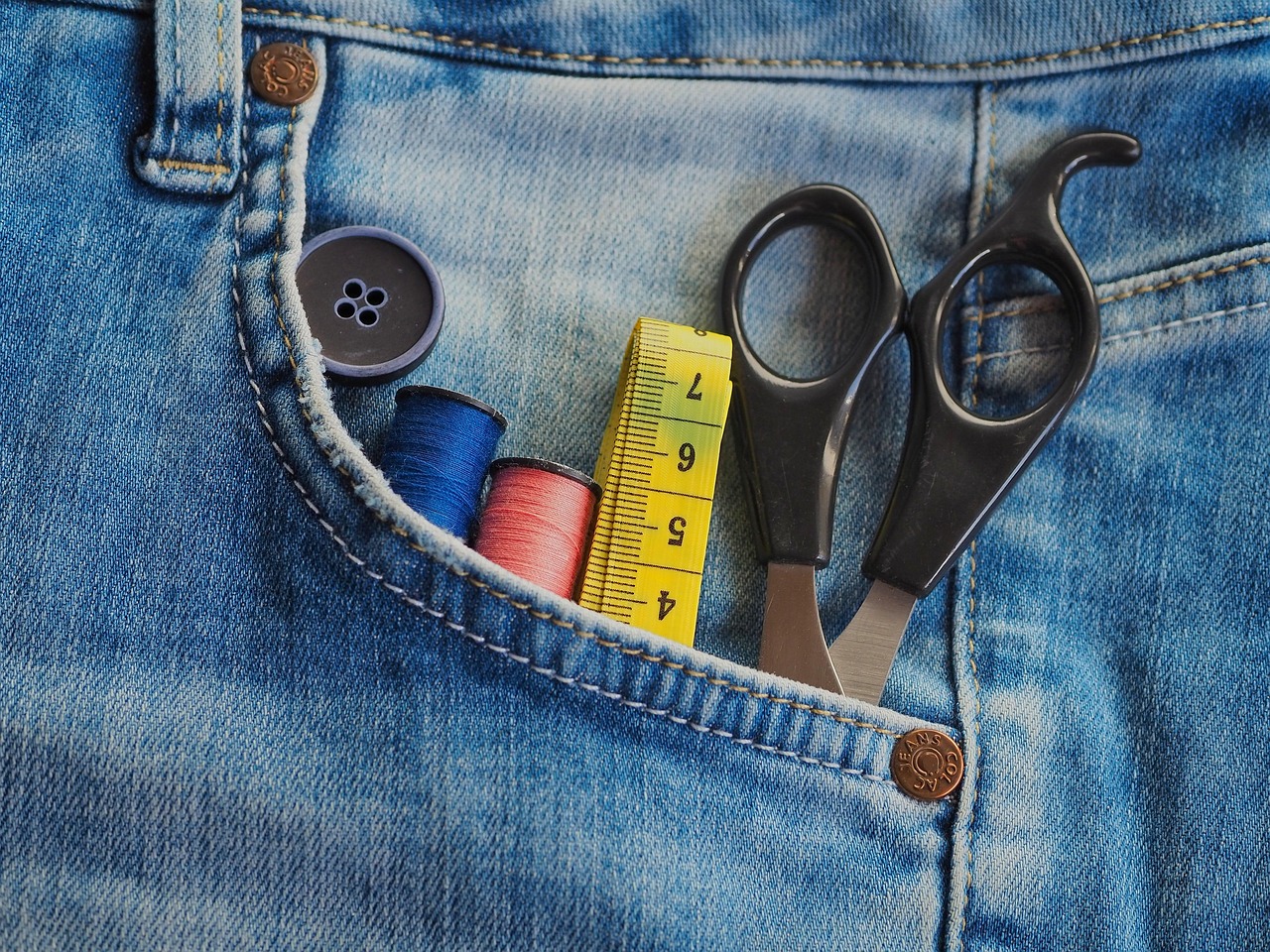 Mulher medindo a circunferência da cintura com fita métrica na altura do umbigo