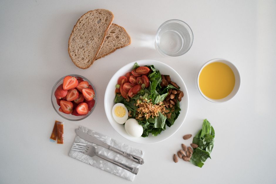 Alimentos saudáveis como vegetais, frutas, grãos integrais e proteínas magras em uma mesa
