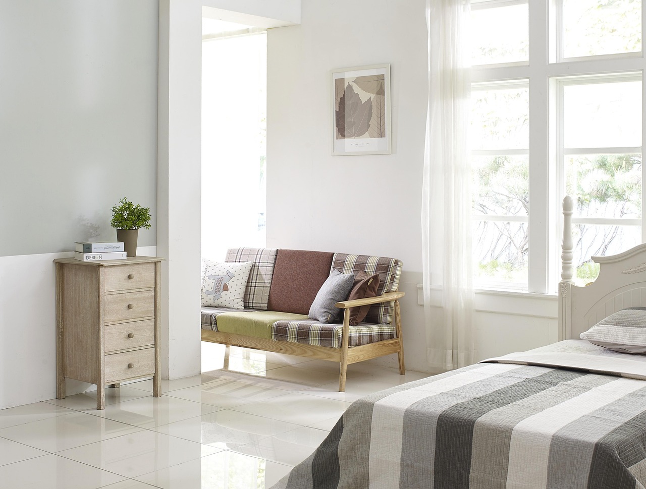 Quarto fresco com janela aberta e ventilador ligado à noite