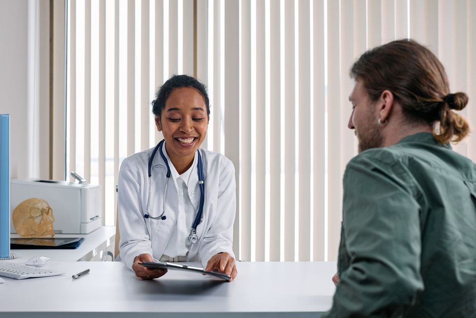 Mulher em consulta médica discutindo tontura com médico