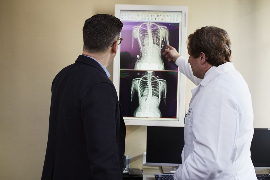 Médico conversa com paciente durante uma consulta