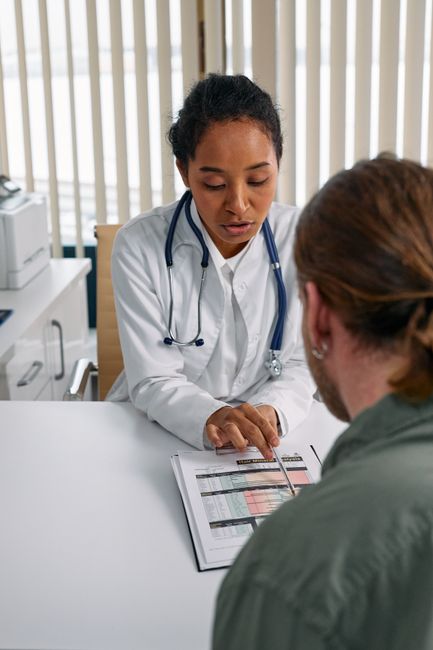 Paciente conversa com profissional de saúde em consultório