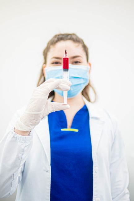 Profissional de saúde coleta uma amostra de sangue para exame