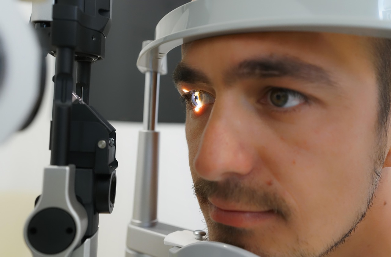 Oftalmologista realizando teste de visão em paciente com equipamento oftalmológico